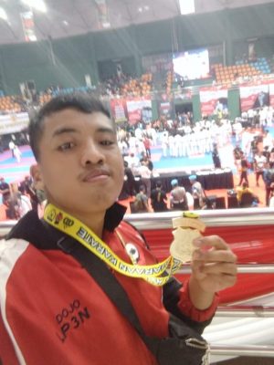 MEDALI EMAS KEJUARAAN NASIONAL KARATE KAPOLRI CUP 2024 KOMITE KELAS +76 JUNIOR PUTRA