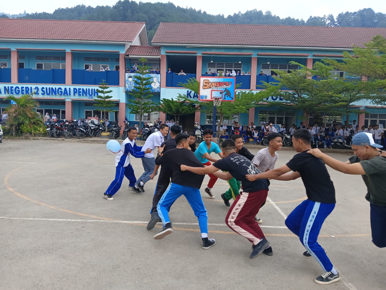 KEMERIAHAN PERINGATAN HARI KEMERDEKAAN KAMPUS BIRU EVOLUSI