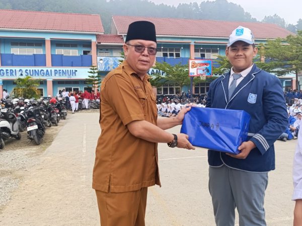 PENYERAHAN HADIAH PERLOMBAAN 17 AGUSTUS KAMPUS BIRU EVOLUSI