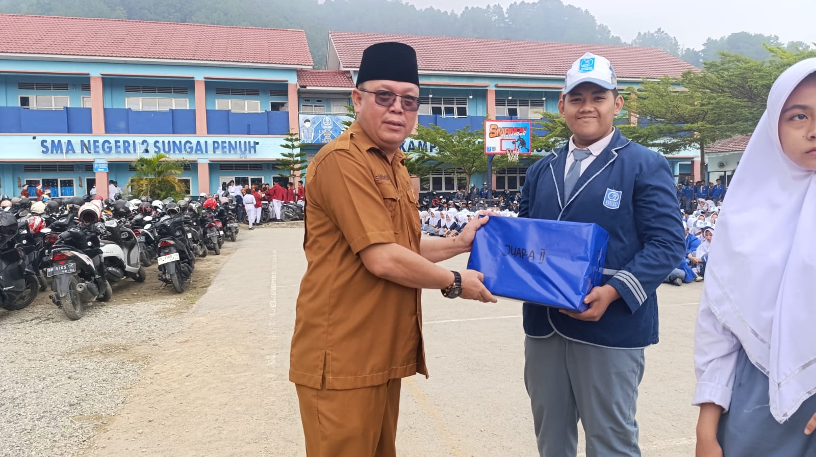 PENYERAHAN HADIAH PERLOMBAAN 17 AGUSTUS KAMPUS BIRU EVOLUSI