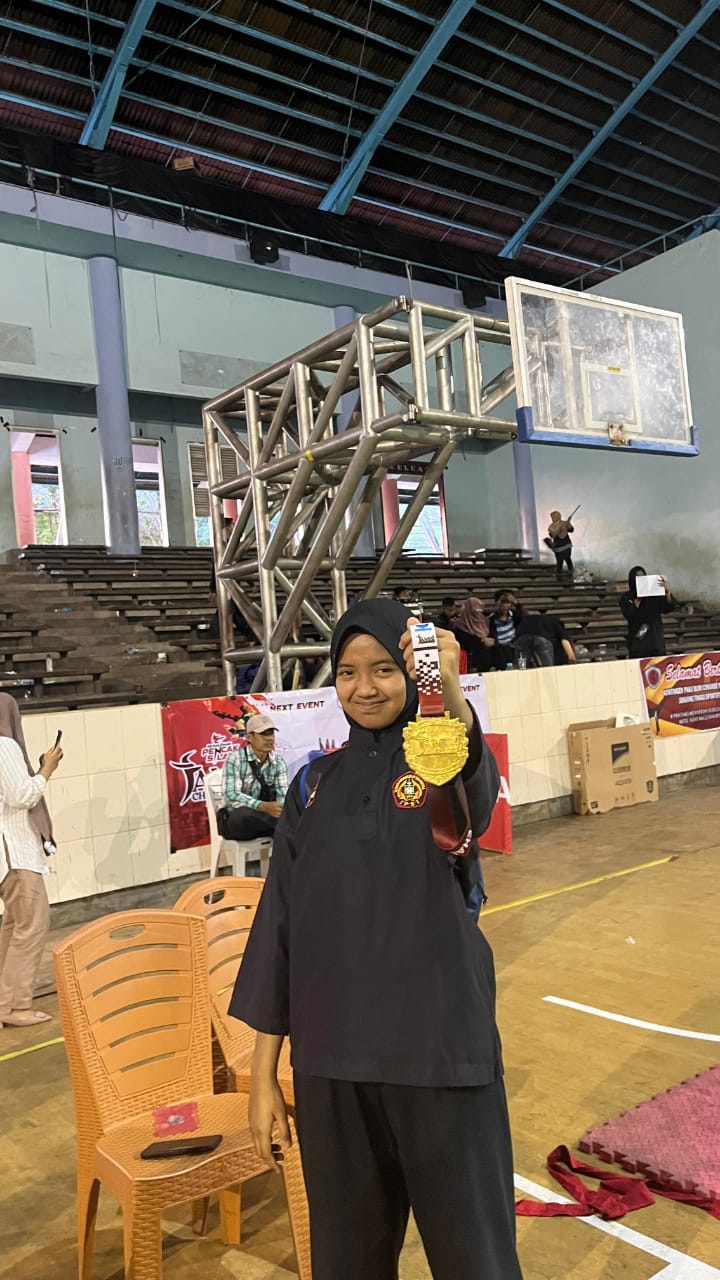 MEDALI EMAS LAGA PUTRI KELAS D REMAJA KEJUARAN PENCAK SILAT JAMBI CHAMPIONSHIP