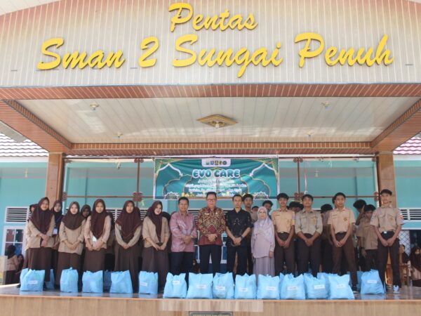 PENYERAHAN BANTUAN HARI RAYA KELUARGA BESAR SMA NEGERI 2 SUNGAI PENUH