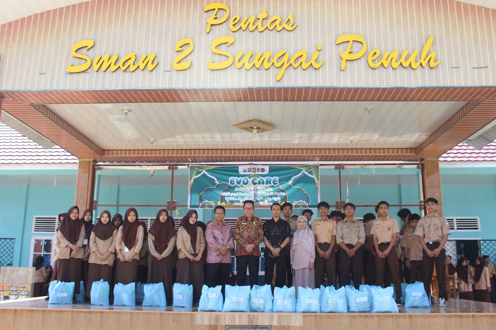 PENYERAHAN BANTUAN HARI RAYA KELUARGA BESAR SMA NEGERI 2 SUNGAI PENUH PENYERAHAN BANTUAN HARI RAYA KELUARGA BESAR SMA NEGERI 2 SUNGAI PENUH